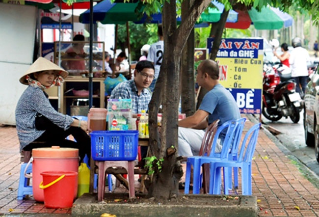 Chi chuc trieu 'mua' via he ban hang rong hinh anh