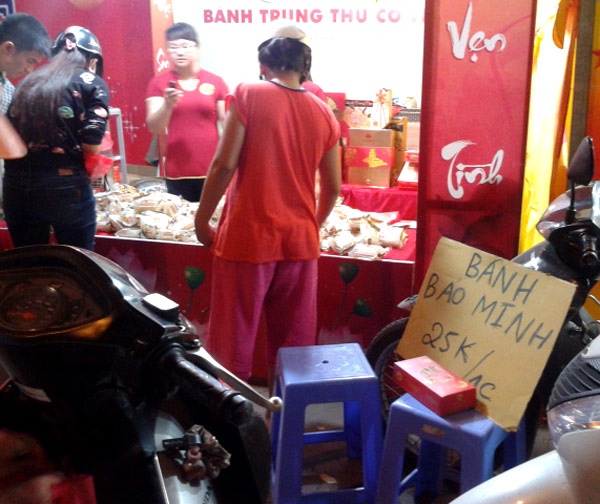 Chen chan mua banh Trung thu dai ha gia hinh anh