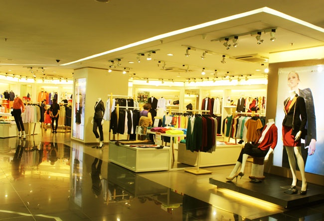 Can canh 'cho chieu' o nhung khu thuong mai dinh dam Ha Noi hinh anh