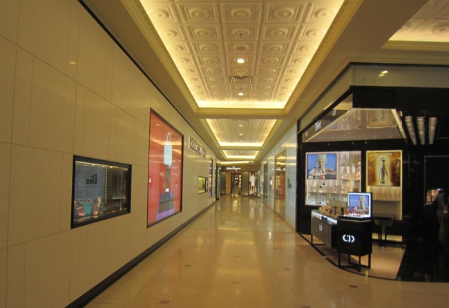 Vi sao trung tam thuong mai xa xi vang khach? hinh anh