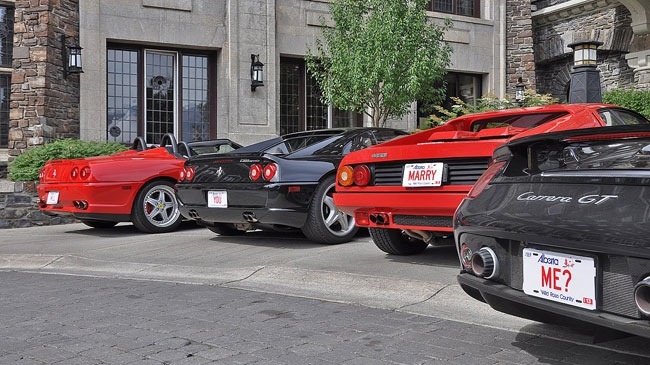 Cau hon ban gai bang dan xe Ferrari va Porsche hinh anh