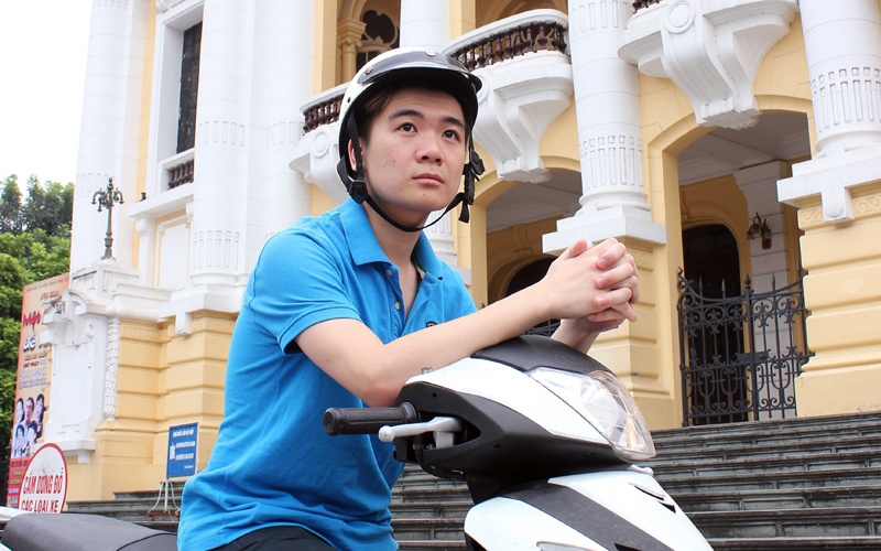 Ap luc cua 'thieu gia nghin ty 'di xe may hinh anh