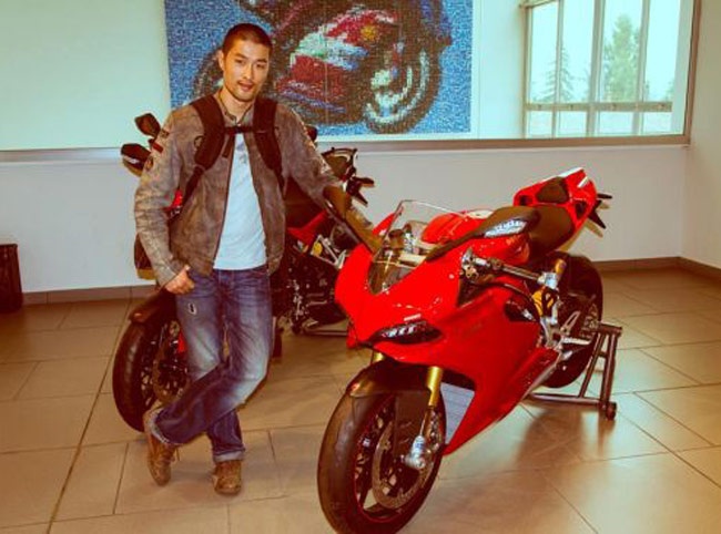 Johnny Tri Nguyen dao choi nha may Ducati hinh anh