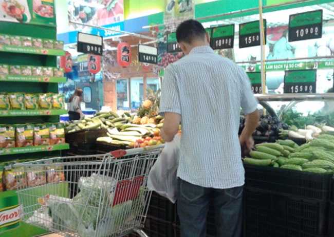 Tieu thuong Ha Noi 'chung hung' vi om hang ngay bao hinh anh