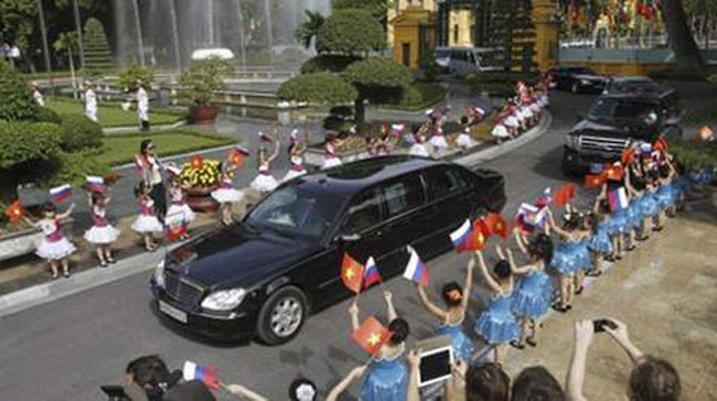 Xe limousine chuyen dung cho Tong thong Putin tai Viet Nam hinh anh