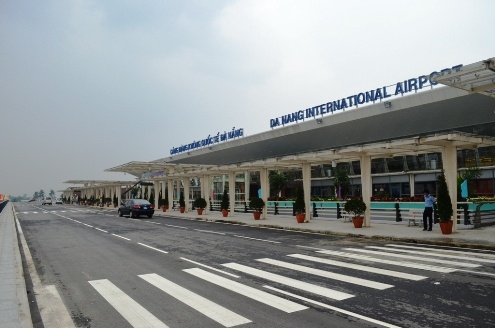 Bi phat vi dung ten gia di may bay hinh anh