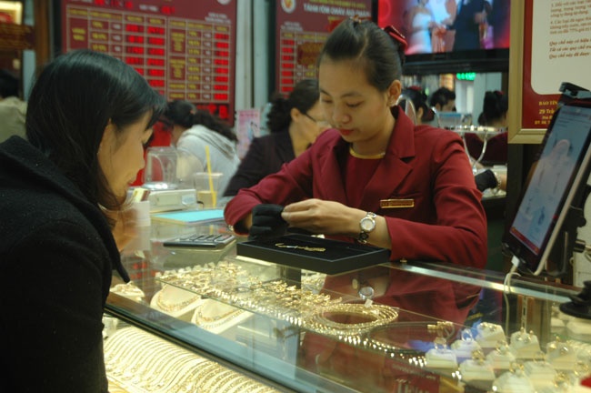 Gia vang tang tro lai, dan tru vang chung hung hinh anh