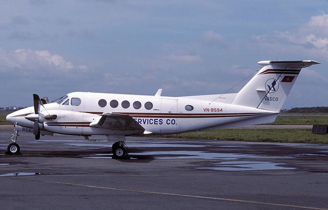 Can canh may bay dap bang bung cua Vietnam Airlines hinh anh