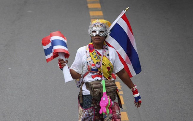 Nguoi Thai Lan kiem tien nho bieu tinh hinh anh