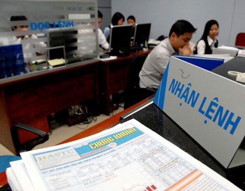 Nhan vien chung khoan hy vong cuoi nam thuong chuc trieu hinh anh