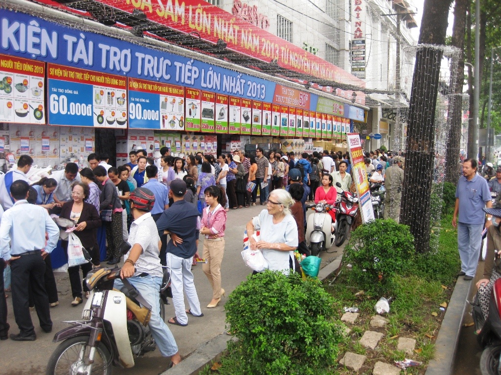 Do xo mua hang trong 'Ngay thu sau den' o Sai Gon hinh anh