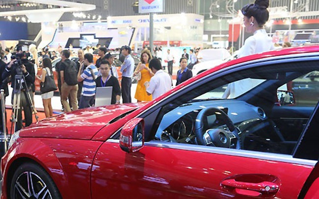 Cu nuoc rut ngoan muc cua nganh ban le o to Viet hinh anh