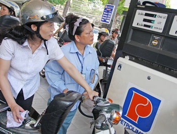 Xang giu gia, dau diesel giam hon 300 dong/lit hinh anh