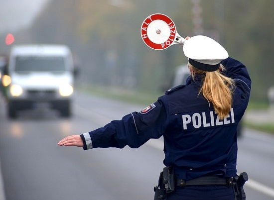 Nhung luat lai xe dien ro tren the gioi hinh anh