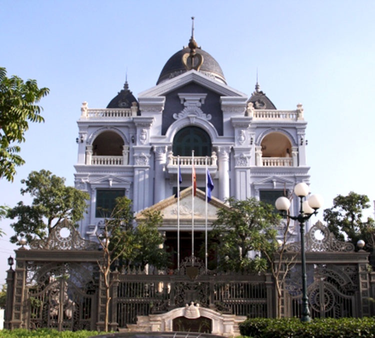 Lau dai chau Au co dien giua long Ha Noi hinh anh