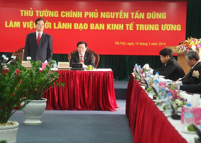 Thu tuong lam viec voi Ban Kinh te Trung uong hinh anh