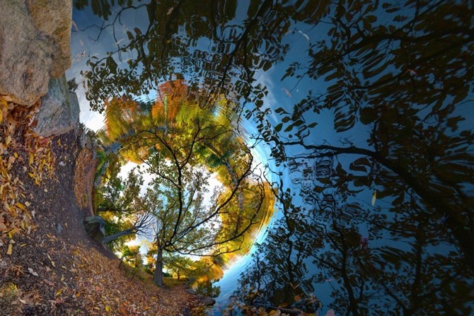 Hay có cảm giác đang được nhìn qua một chiếc ống nhòm.