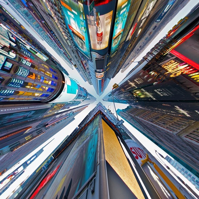 Đây là bộ ảnhmang tên “Nghệ thuật phối cảnh đan xen” phát hành trong tháng Ba của nhiếp ảnh gia Randy Scott Slavin. Ông đã chụp ảnh một số địa điểm mang tính biểu tượng của thành phố New York như Quảng trường Thời đại.