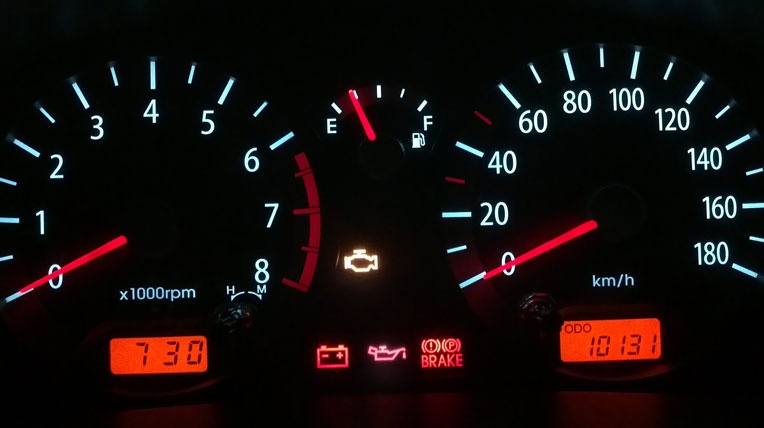 Với một số mẫu xe, trên biểu tượng cây xăng không đánh dấu mũi tên, vòi bơm nằm bên nào thì nắp xăng nằm bên đó.