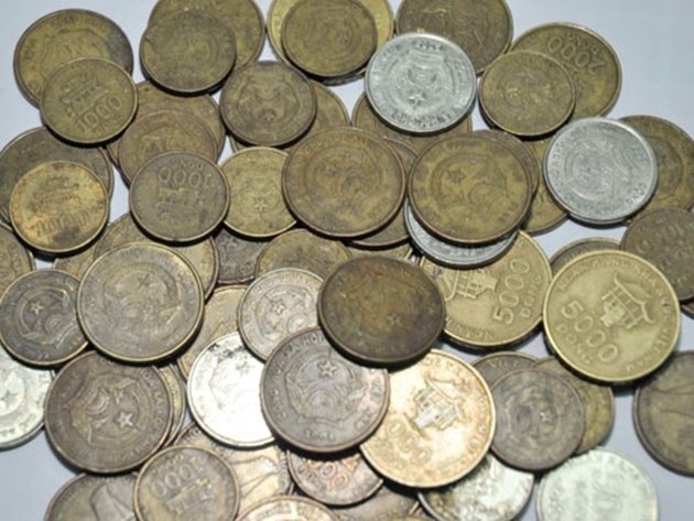  Cũng trong năm 2003, tiền kim loại mệnh giá từ 200 đồng đến 5.000 đồng cũng được đưa vào lưu thông nhằm thay thế dần tiền lẻ cotton. Thế nhưng, bất tiện trong lưu trữ và sự xuống cấp nhanh chóng đã khiến loại tiền này bị 