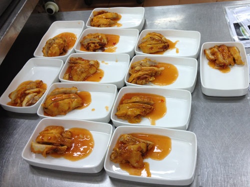 Từ bát ăn, khay ăn đến những món ăn vặt bán trên các chuyến bay cũng được săn mua nhiều. Giá của các món đồ tùy thuộc vào xuất xứ, cũng như việc nó được bán trên chặng bay nội địa hay quốc tế.