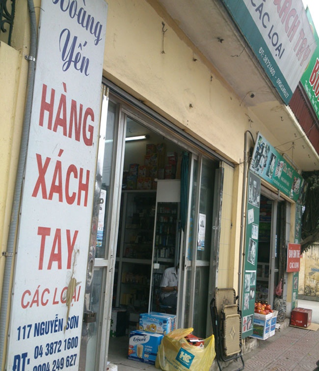 Hàng xách tay Nhật là sản phẩm chính được bày bán trên các con phố Nguyễn Sơn, cũng là nơi đặt trụ sở chính của Vietnam Airlines.