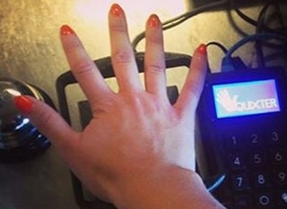 Gan ban tay tro thanh the giao dich tu xa hinh anh