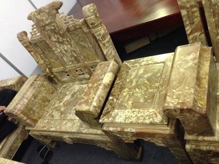 Hon 200 trieu dong mot bo ban ghe go ngoc nghien hinh anh