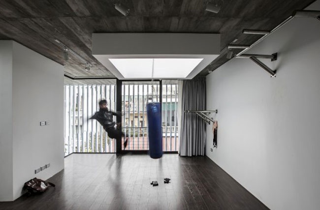 Nha chan nang mua he, lay sang ngay dong doc dao o Ha Noi hinh anh