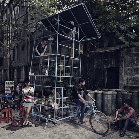 Cua hang di dong 3 tang tren xe dap doc dao o Ha Noi hinh anh