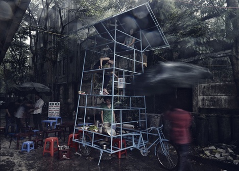 Chất liệu làm nên cửa hàng di động này chỉ là khung ống thép sơn xanh, mái PVC và bộ đèn, quạt công suất thấp.