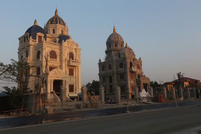 Lau dai song sinh voi noi that dat vang o Ninh Binh hinh anh