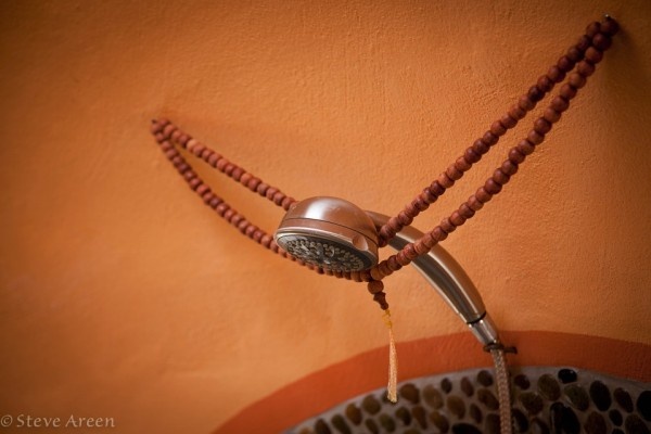 Chỗ treo vòi tắm cũng rất sáng tạo.