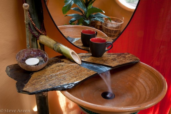 Gáo dừa, tre, đá, đồ gốm và hàng mây tre đan cũng được tận dụng làm đồ nội thất.