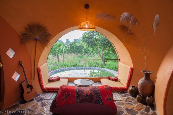 Phòng khách với cửa sổ lớn hướng ra hồ nhân tạo.