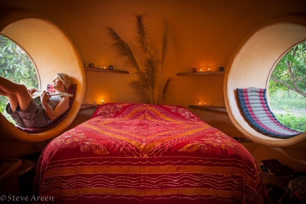 Và phòng ngủ với ghế ngồi chơi đàn độc đáo.