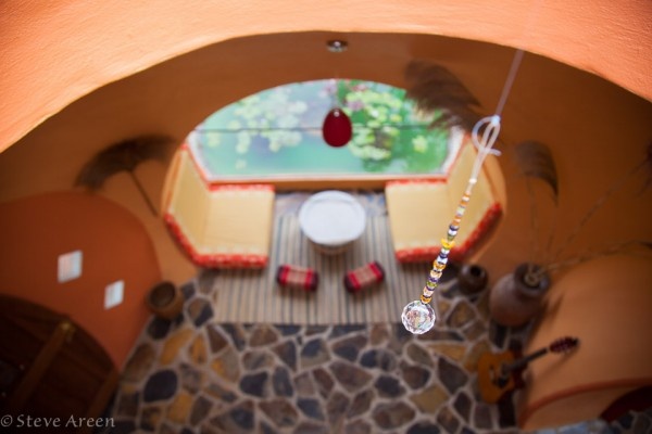 Nhà được lấy sáng tự nhiên từ một giếng trời ngay phía trên phòng khách.