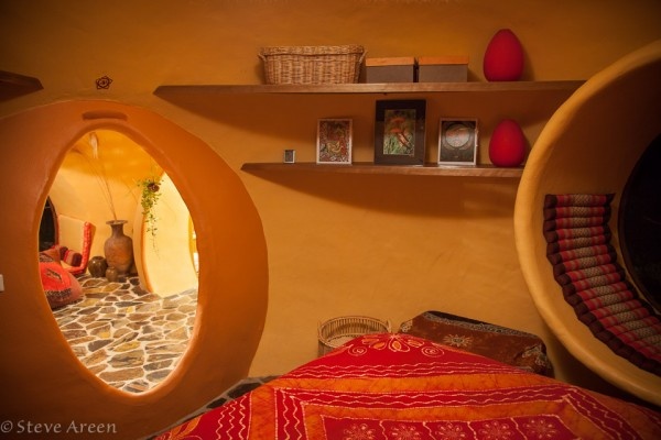 Các phòng của ngôi nhà được thông với nhau bởi những ô cửa bằng đất sét rất đặc biệt.