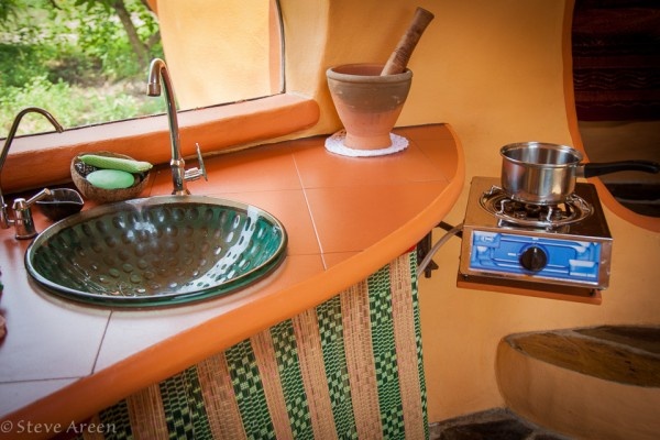 Vật dụng trong bếp cũng được tối giản, đôi lúc cho người dùng cảm giác chênh vênh như chỗ để chiếc bếp gas này.