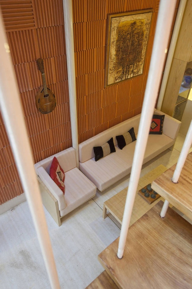 Chủ nhân của ngôi nhà là một phụ nữ trung niên và một người bạn của bà, những người rất yêu thích âm nhạc và vẻ đẹp thiên nhiên.