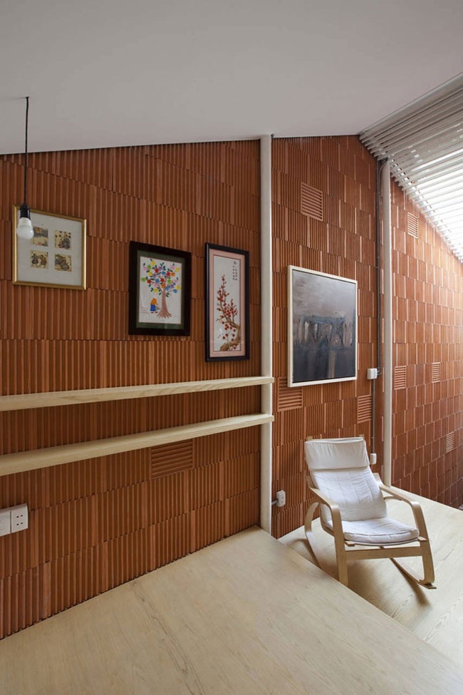 Các vật liệu như gạch, thép được sử dụng một cách linh hoạt để tạo thêm cảm giác cổ điển cho ngôi nhà.