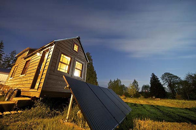 Hệ thống điện của ngôi nhà này được lấy từ những tấm pin nhiệt lớn đặt phía ngoài, đủ năng lượng để chạy tivi, tủ lạnh 500 lit, bồn nước nóng và bóng đèn.
