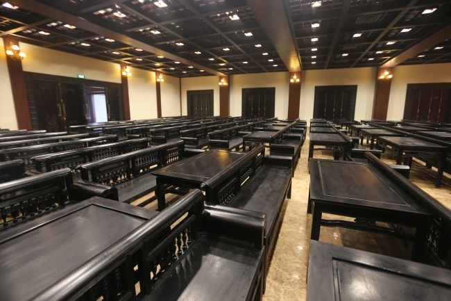 Hai phòng hội nghị lớn với sức chứa lên tới 1.000 chỗ ngồi là hạng mục quan trọng nhất của nhà khách, với thiết kế khá tương đồng nhà khách Tràng An, một công trình nổi tiếng khác của Ninh Bình.