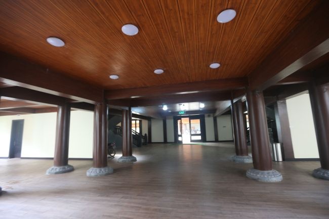 Theo yêu cầu của chủ đầu tư, nhà khách không được sử dụng hệ thống giàn thép cho không gian lớn, mà phải xây dựng toàn bộ kết cấu bê tông.