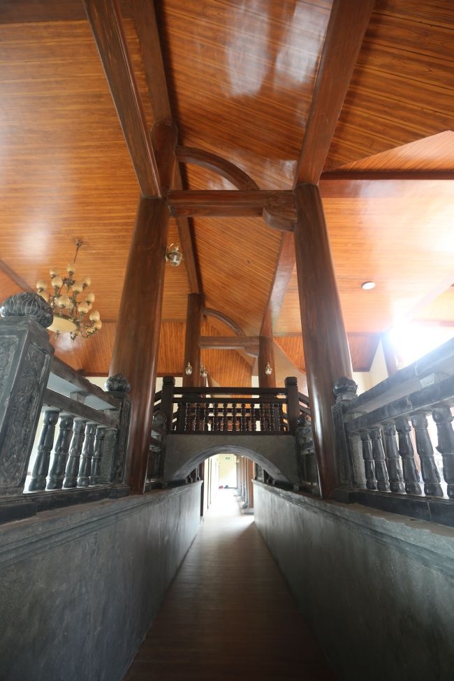 Ngoài gỗ, đá hoa cương cũng được sử dụng trong một số chi tiết như cầu thang, lan can...