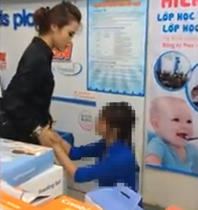 Nhan vien ban hang quy xin khach vi dua nham san pham hinh anh