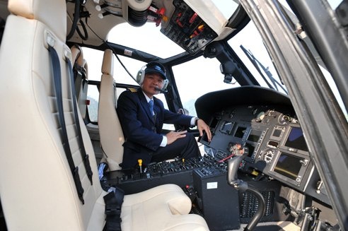 Khác với mẫu phi cơ của bầu Đức, máy bay của chủ tịch Hòa Phát chỉ chở được tối đa là 6 người thay vì 12 người. Tuy nhiên, dòng máy bay này được đánh giá rất cao về thiết kế cũng như hỗ trợ vận hành phi công. Ngoài ra, chiếc EC 135P2i còn khá tiết kiệm nhiên liệu và rất phù hợp để bay trong phạm vi bán kính hẹp. Ảnh: Hoàng Hà