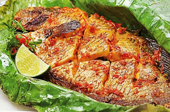 Bao cao su trong do an tai nha hang Trung Quoc hinh anh