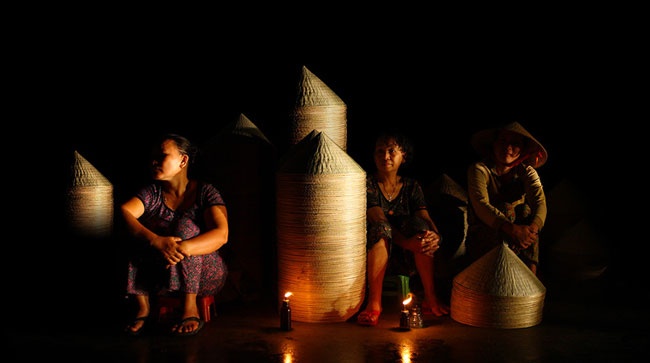 Chợ nón Gò Văng họp ở phường Nhơn Thành, thị xã An Nhơn, Quy Nhơn chỉ họp từ khoảng tầm 3h, 4h sáng, đúng lúc gà gáy nên còn có tên là 