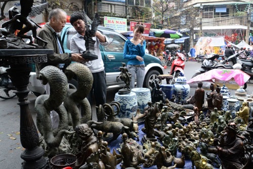 Đã thành lệ, vào khoảng 10 ngày cuối cùng của năm, phiên chợ đồ cổ tại ngã năm Hàng Mã, Hàng Cân, Hàng Lược... ở phố cổ Hà Nội lại mở cửa để đón khách.